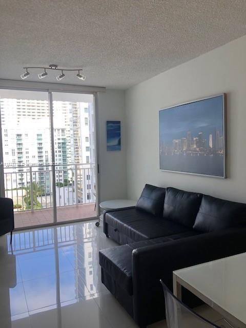 Active With Contract: $355,000 (1 beds, 1 baths, 640 Square Feet)