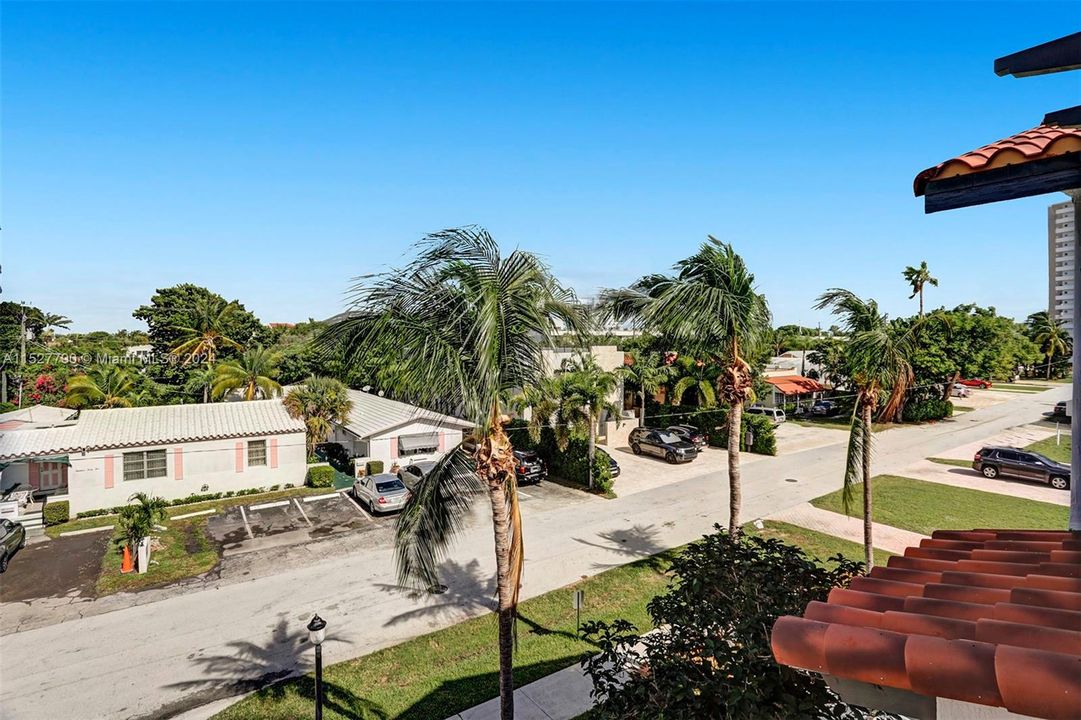 Recently Sold: $775,000 (3 beds, 2 baths, 2164 Square Feet)