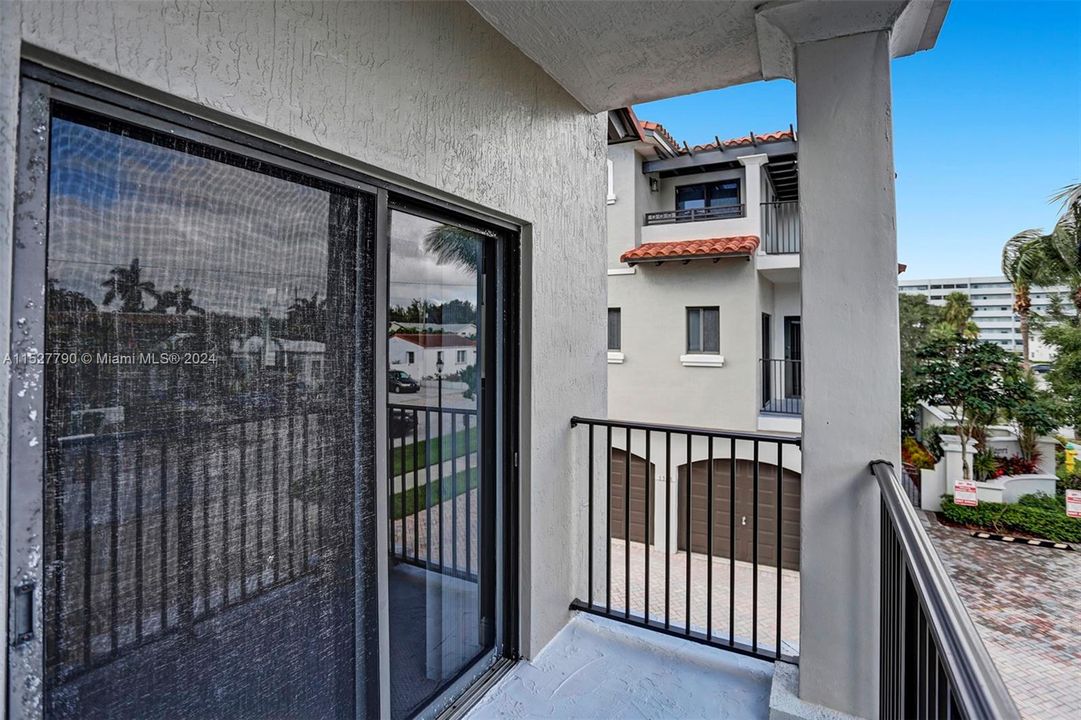 Recently Sold: $775,000 (3 beds, 2 baths, 2164 Square Feet)