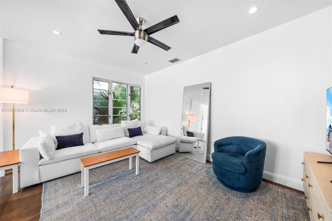 Recently Sold: $495,000 (2 beds, 2 baths, 1010 Square Feet)