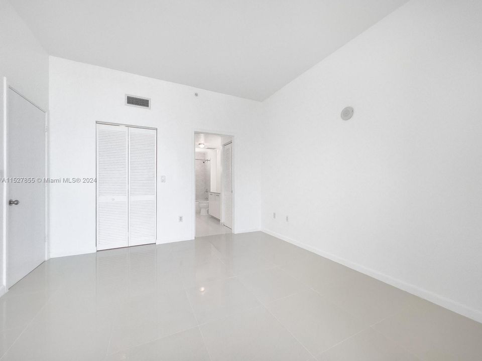 Recently Rented: $4,400 (2 beds, 2 baths, 1090 Square Feet)