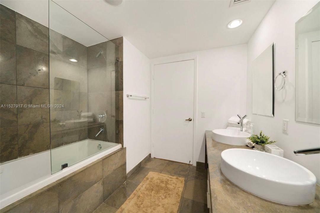 Recently Sold: $975,000 (2 beds, 1 baths, 953 Square Feet)