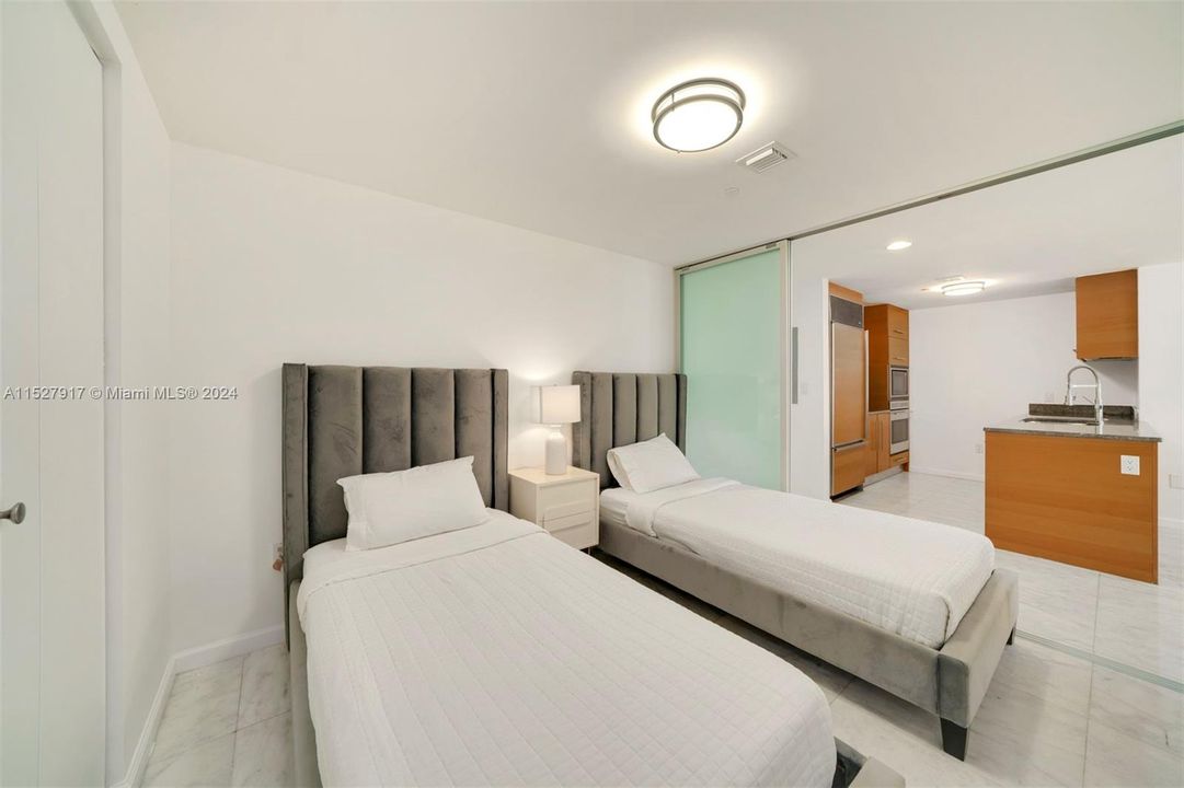 Recently Sold: $975,000 (2 beds, 1 baths, 953 Square Feet)