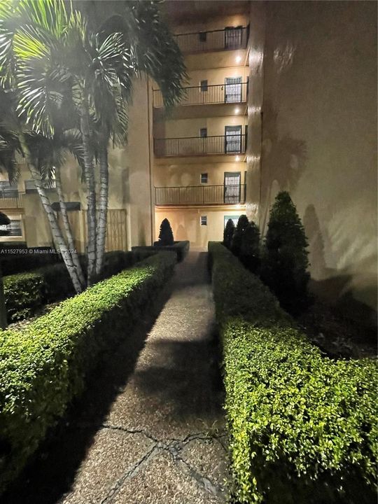 Active With Contract: $170,000 (1 beds, 1 baths, 808 Square Feet)