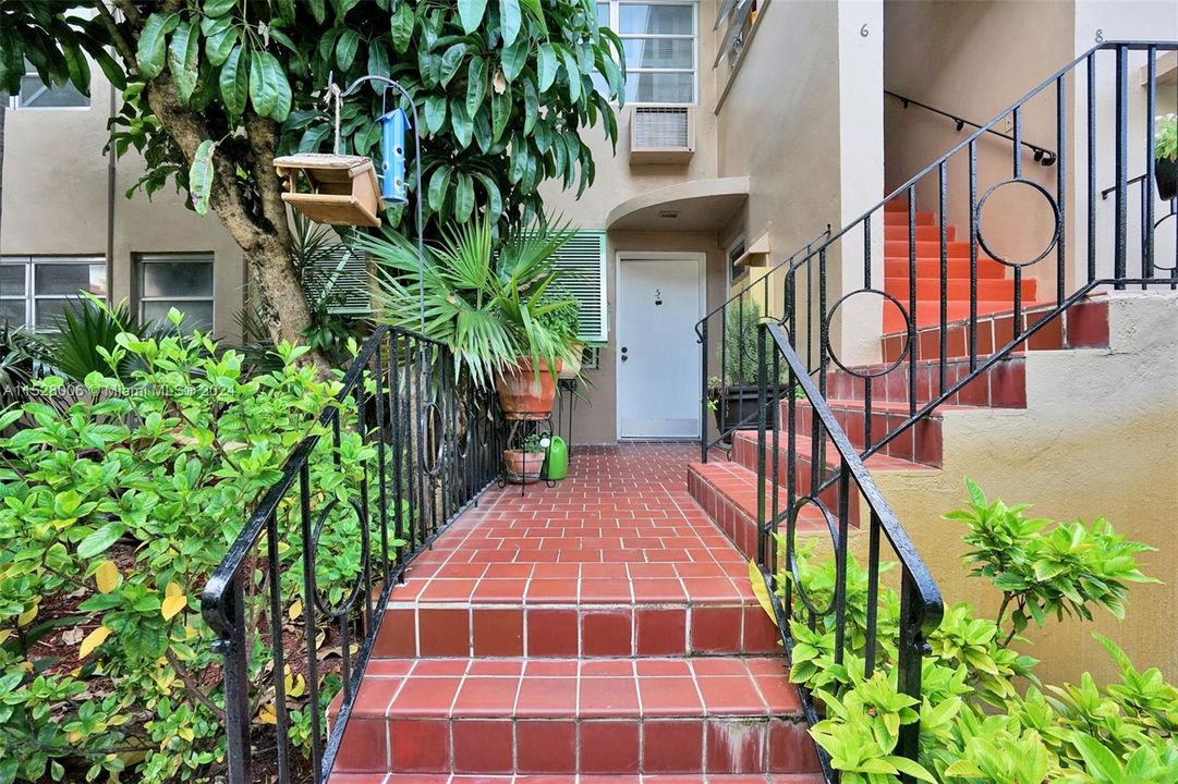 For Sale: $427,000 (1 beds, 1 baths, 588 Square Feet)