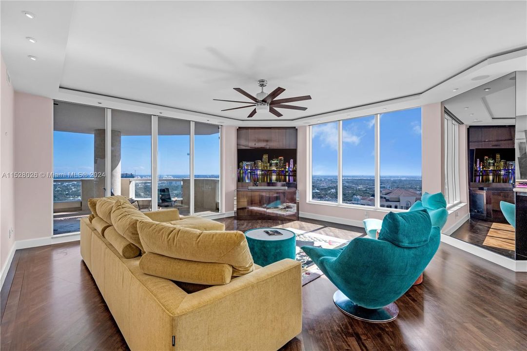 Recently Sold: $2,395,000 (3 beds, 3 baths, 2635 Square Feet)