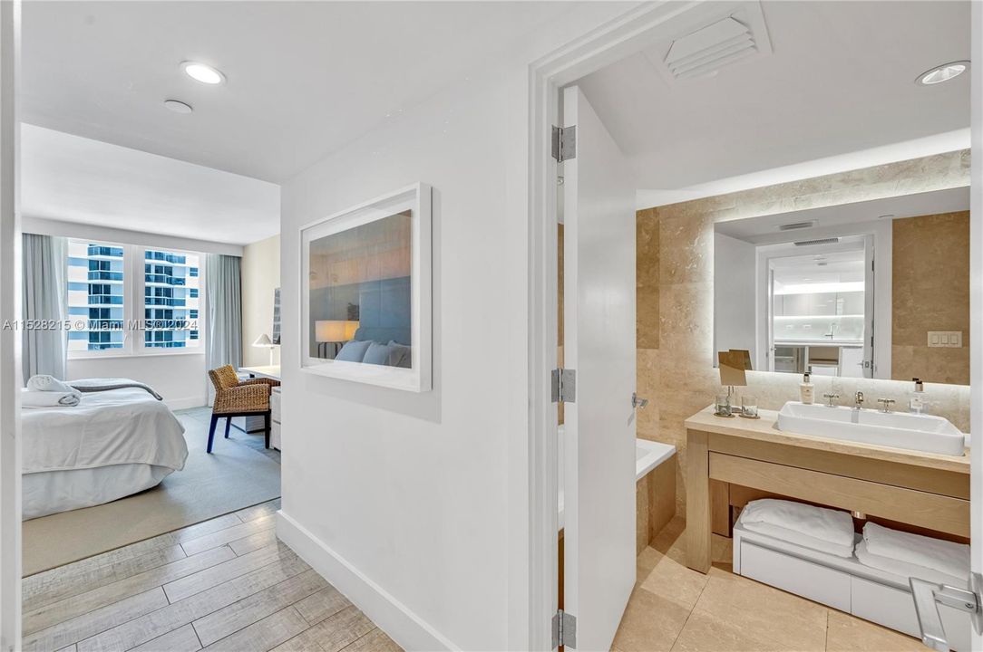 For Sale: $2,600,000 (1 beds, 1 baths, 893 Square Feet)