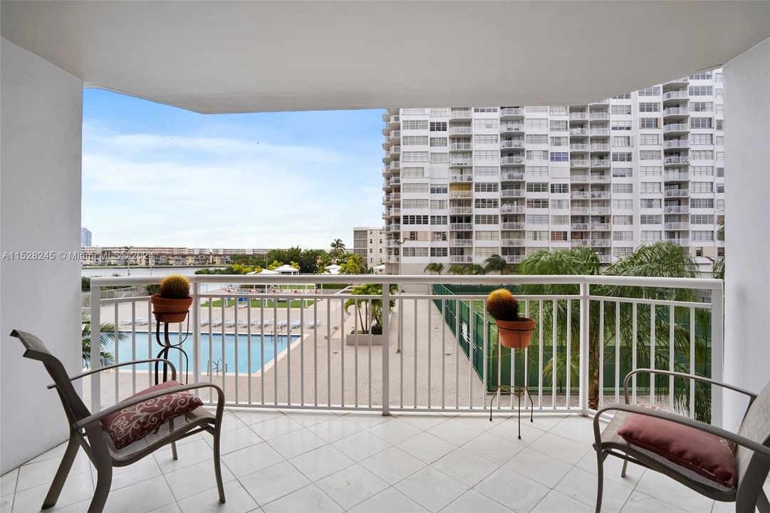 Active With Contract: $265,000 (2 beds, 2 baths, 1565 Square Feet)