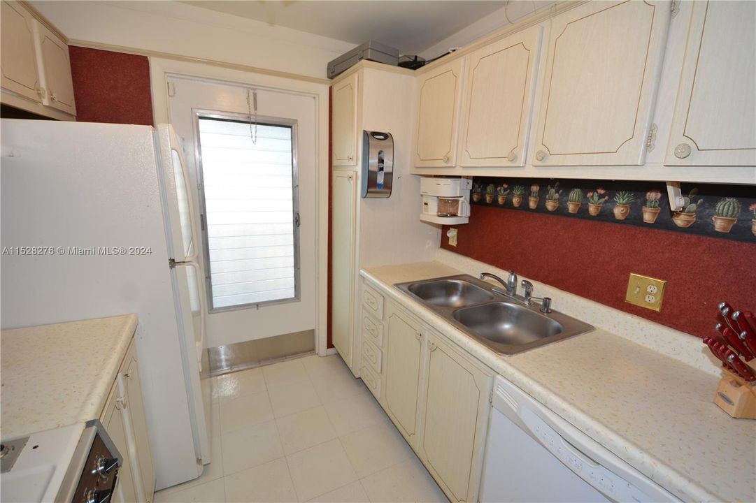 Recently Sold: $180,000 (2 beds, 1 baths, 880 Square Feet)