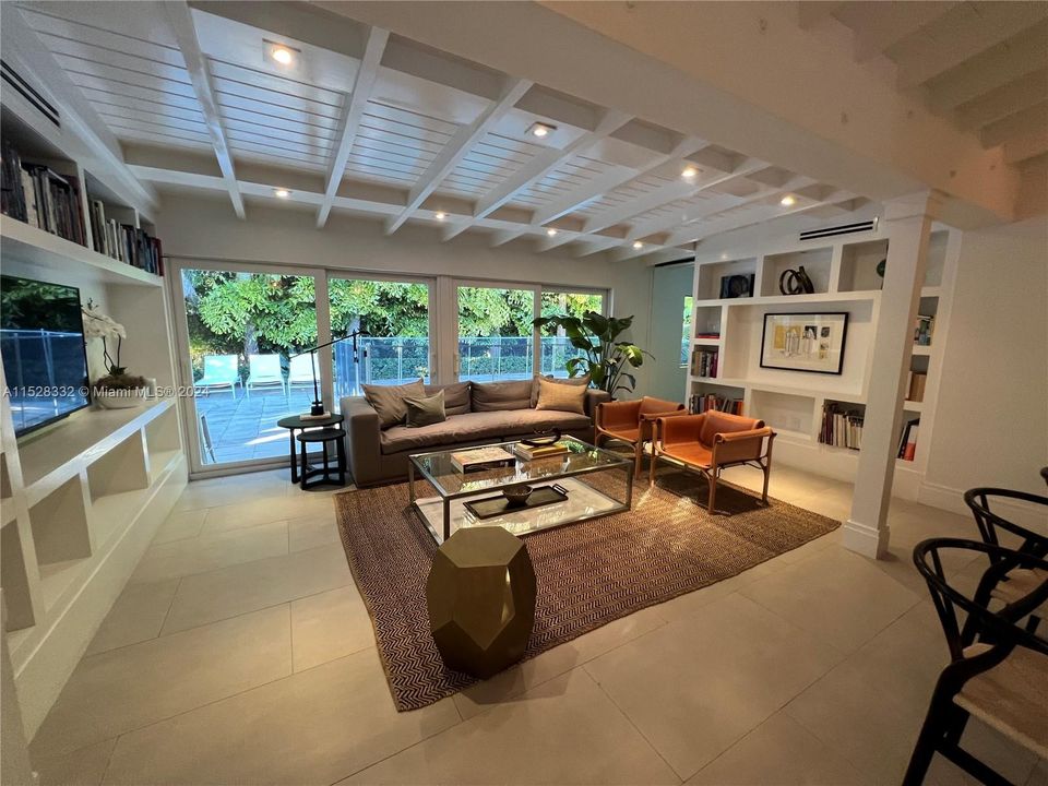 Recently Sold: $3,200,000 (5 beds, 3 baths, 2288 Square Feet)