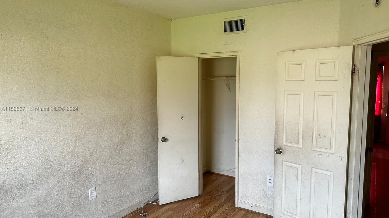 For Sale: $199,999 (2 beds, 1 baths, 930 Square Feet)
