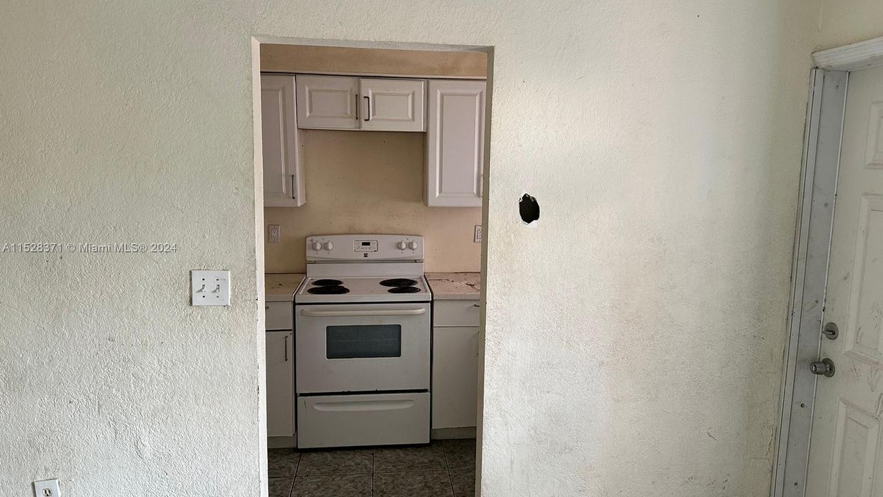For Sale: $199,999 (2 beds, 1 baths, 930 Square Feet)