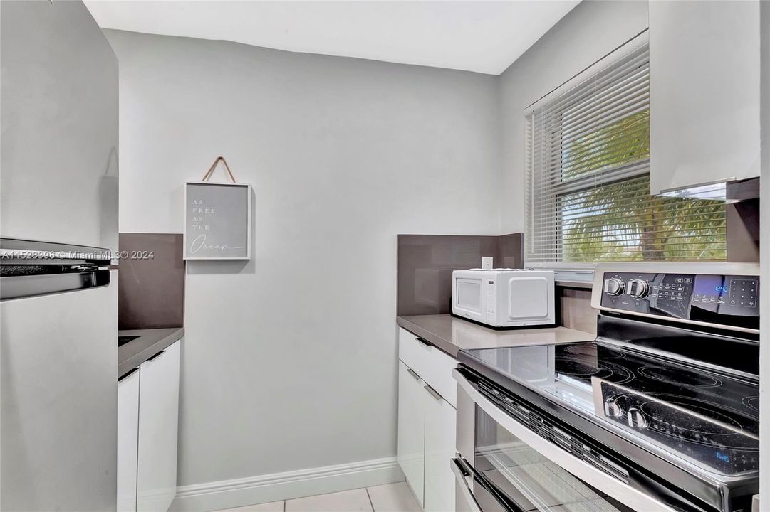 For Sale: $429,000 (1 beds, 1 baths, 781 Square Feet)