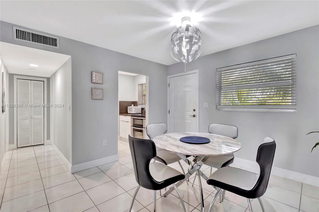 For Sale: $429,000 (1 beds, 1 baths, 781 Square Feet)