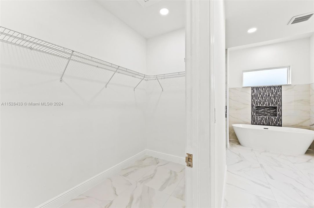 最近售出: $430,000 (4 贝兹, 2 浴室, 1998 平方英尺)