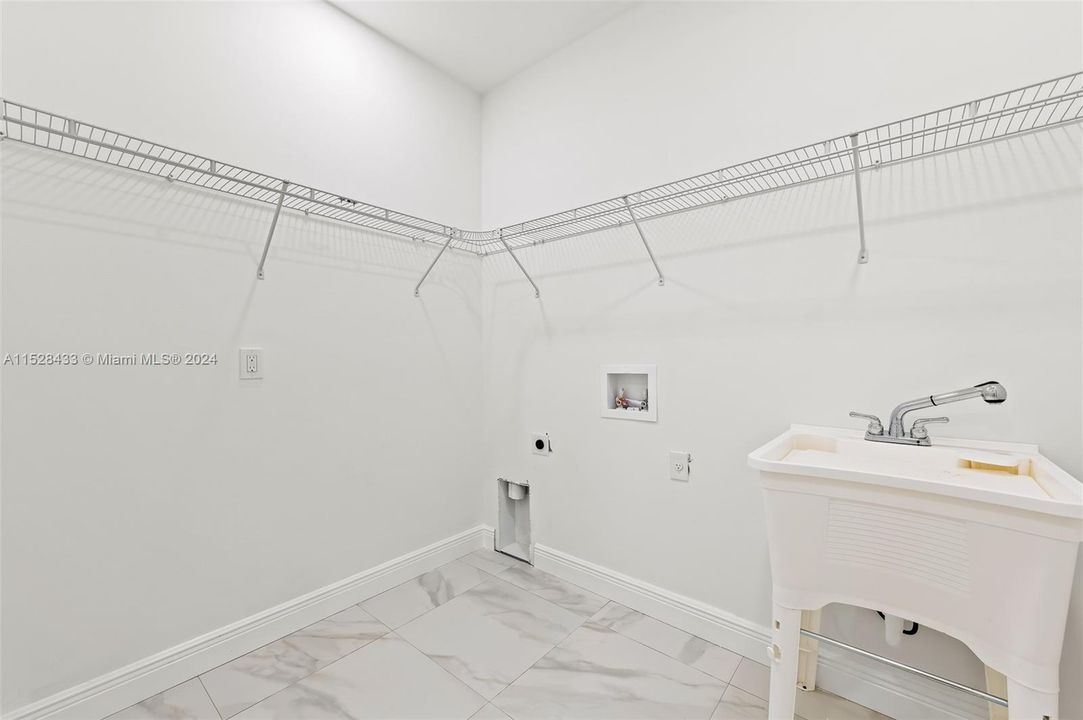 最近售出: $430,000 (4 贝兹, 2 浴室, 1998 平方英尺)