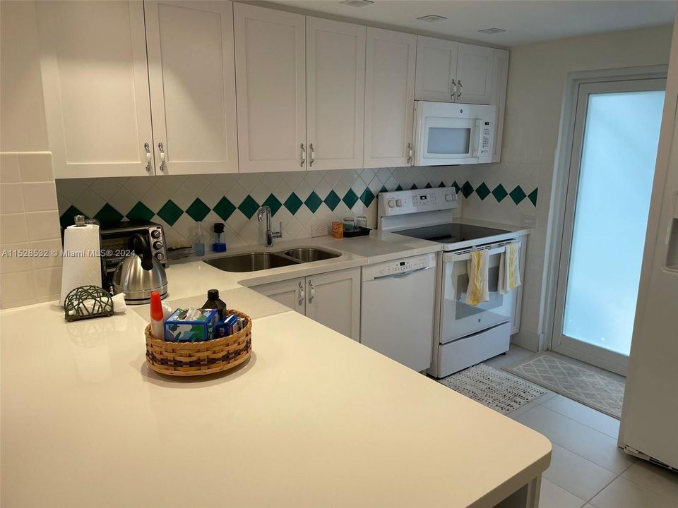 Active With Contract: $5,200 (2 beds, 2 baths, 1042 Square Feet)