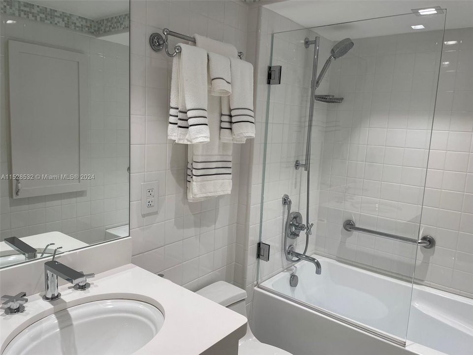 Active With Contract: $5,200 (2 beds, 2 baths, 1042 Square Feet)