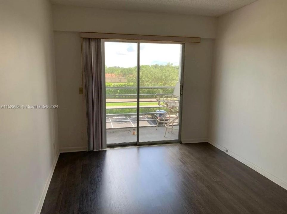 Active With Contract: $135,500 (2 beds, 1 baths, 840 Square Feet)
