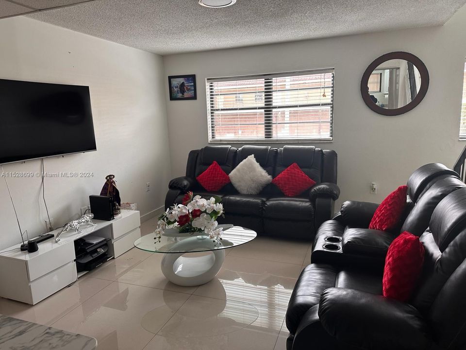 Recently Sold: $255,000 (2 beds, 1 baths, 866 Square Feet)