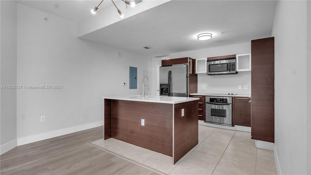 For Sale: $460,000 (1 beds, 1 baths, 794 Square Feet)