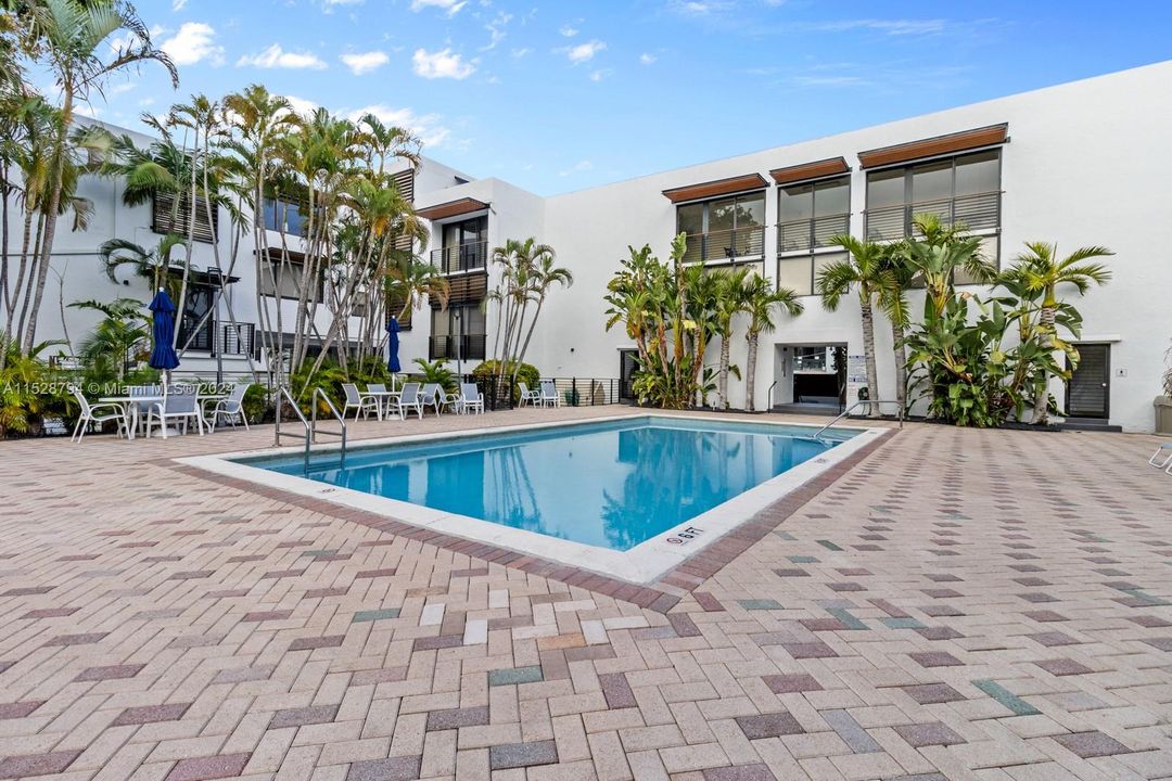 Active With Contract: $1,995,000 (3 beds, 2 baths, 1964 Square Feet)