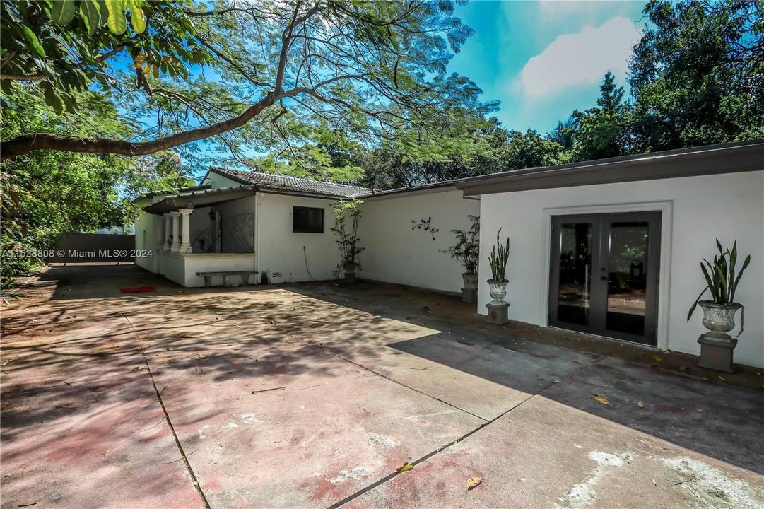 Active With Contract: $1,200,000 (4 beds, 2 baths, 3169 Square Feet)