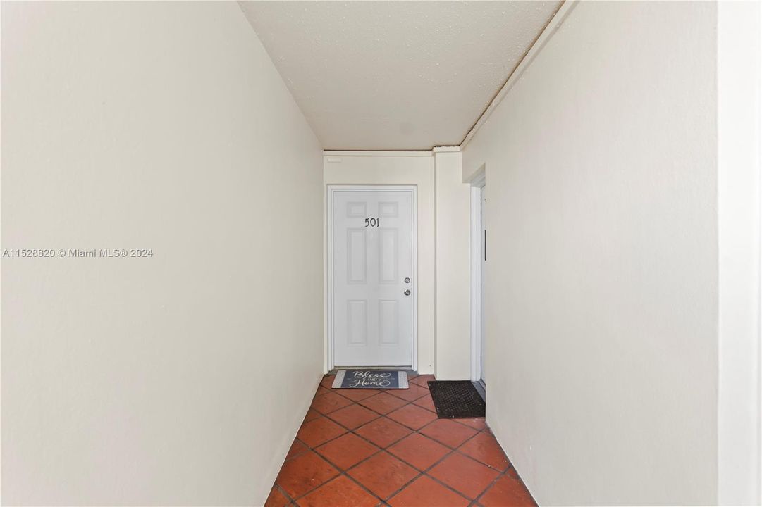 For Sale: $300,000 (1 beds, 1 baths, 738 Square Feet)