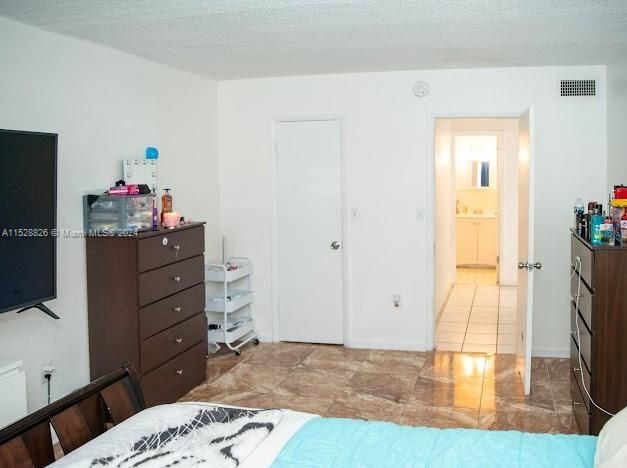 最近售出: $170,000 (1 贝兹, 1 浴室, 730 平方英尺)