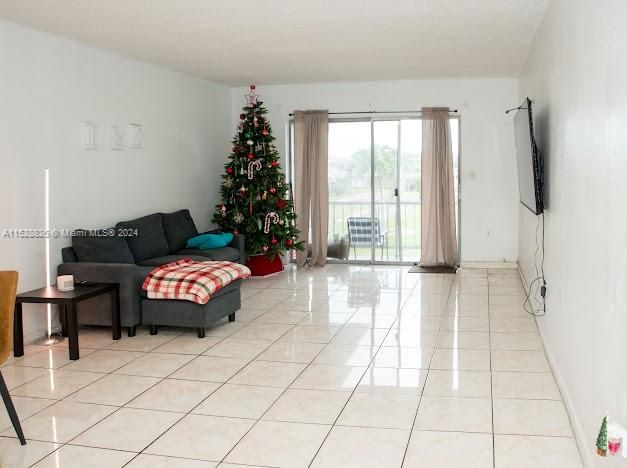 最近售出: $170,000 (1 贝兹, 1 浴室, 730 平方英尺)