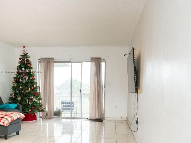 最近售出: $170,000 (1 贝兹, 1 浴室, 730 平方英尺)