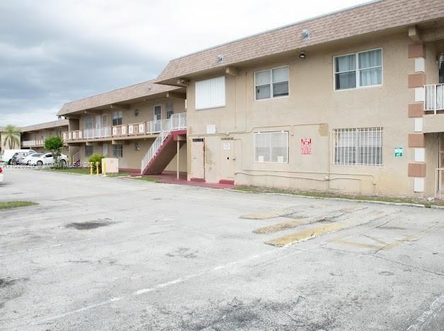 最近售出: $170,000 (1 贝兹, 1 浴室, 730 平方英尺)