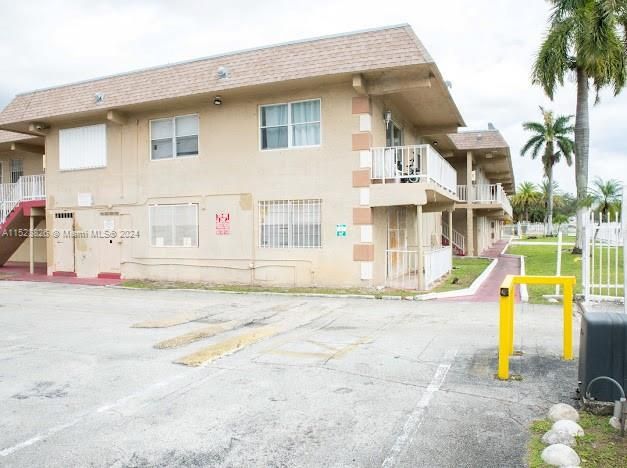 最近售出: $170,000 (1 贝兹, 1 浴室, 730 平方英尺)