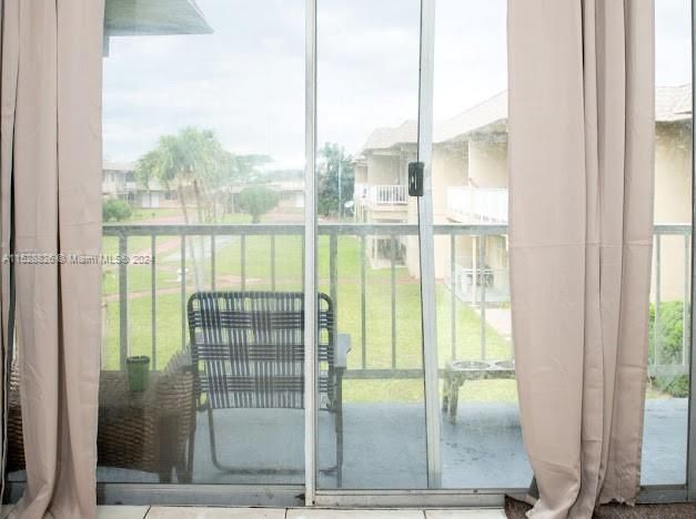 最近售出: $170,000 (1 贝兹, 1 浴室, 730 平方英尺)