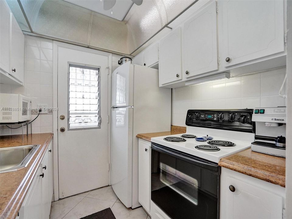 For Sale: $82,500 (1 beds, 1 baths, 688 Square Feet)
