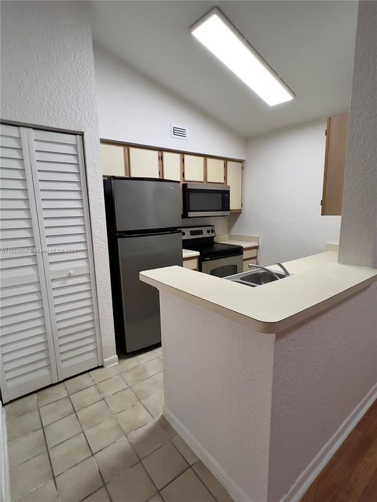 Recently Rented: $1,704 (1 beds, 1 baths, 786 Square Feet)
