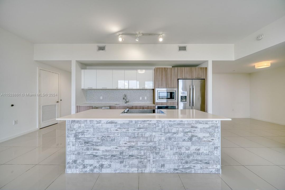 Recientemente alquilado: $4,600 (3 camas, 2 baños, 1557 Pies cuadrados)