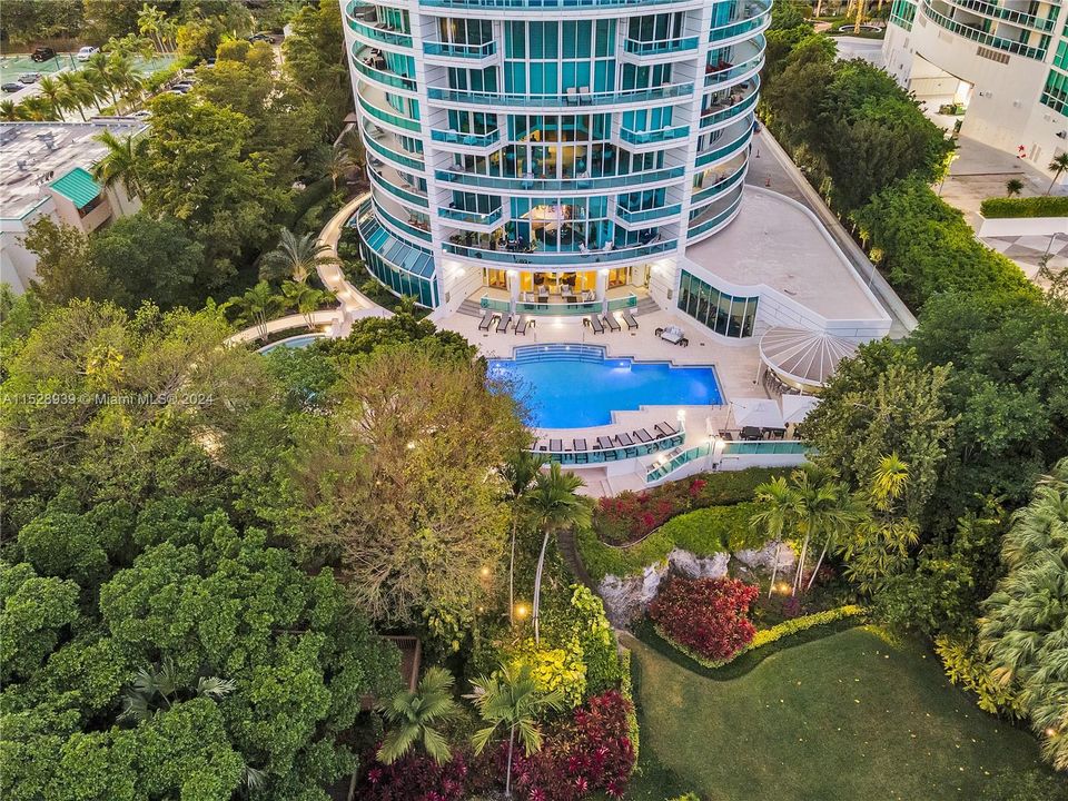 Vendido Recientemente: $6,714,000 (5 camas, 5 baños, 5890 Pies cuadrados)