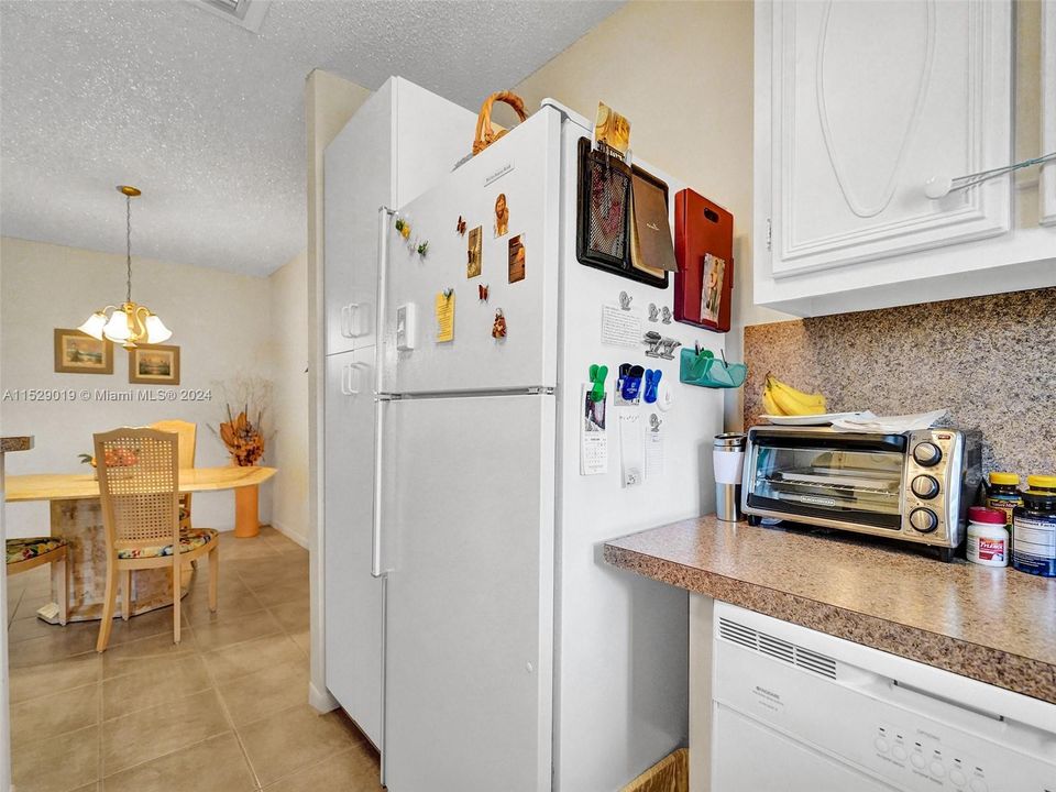 For Sale: $115,000 (1 beds, 1 baths, 880 Square Feet)