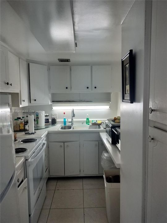 Active With Contract: $265,000 (0 beds, 1 baths, 726 Square Feet)