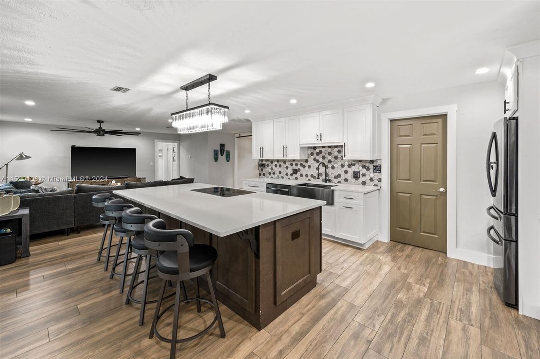 Recently Sold: $625,000 (3 beds, 2 baths, 1711 Square Feet)