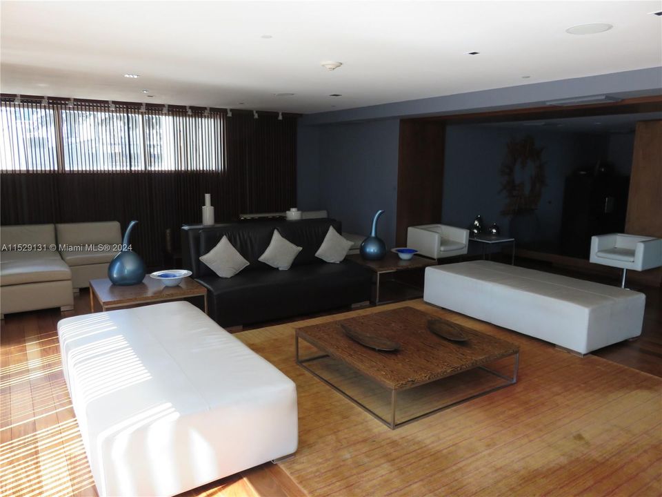 Recientemente alquilado: $3,500 (2 camas, 2 baños, 1227 Pies cuadrados)