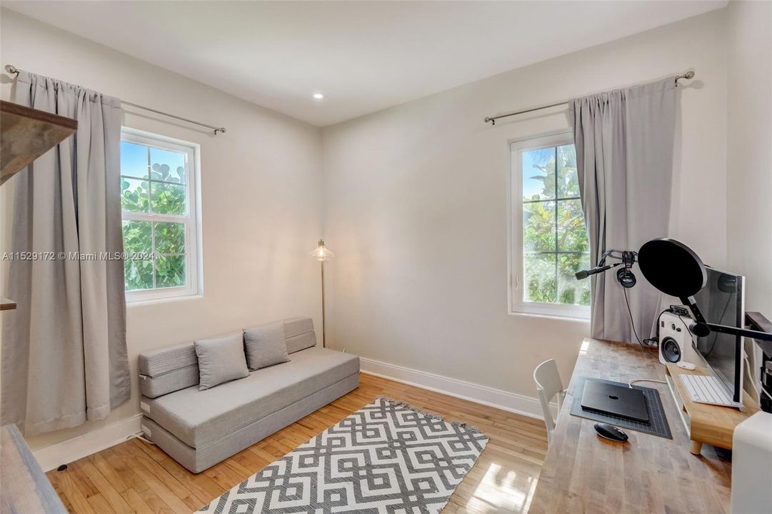 Recently Sold: $1,075,000 (3 beds, 2 baths, 1732 Square Feet)