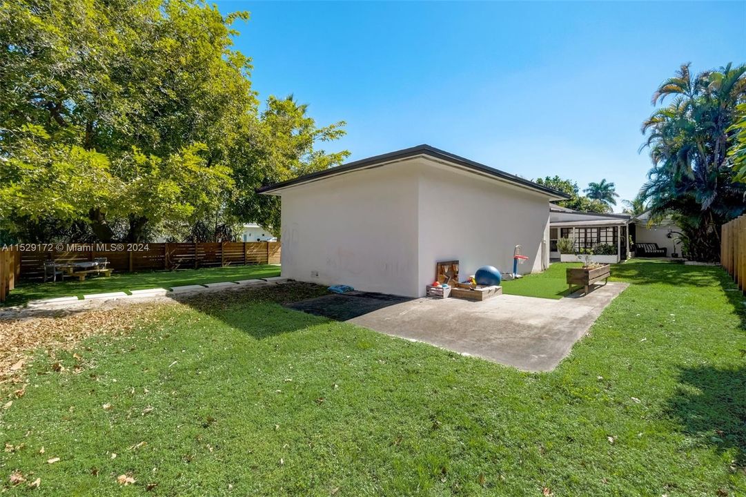 Recently Sold: $1,075,000 (3 beds, 2 baths, 1732 Square Feet)