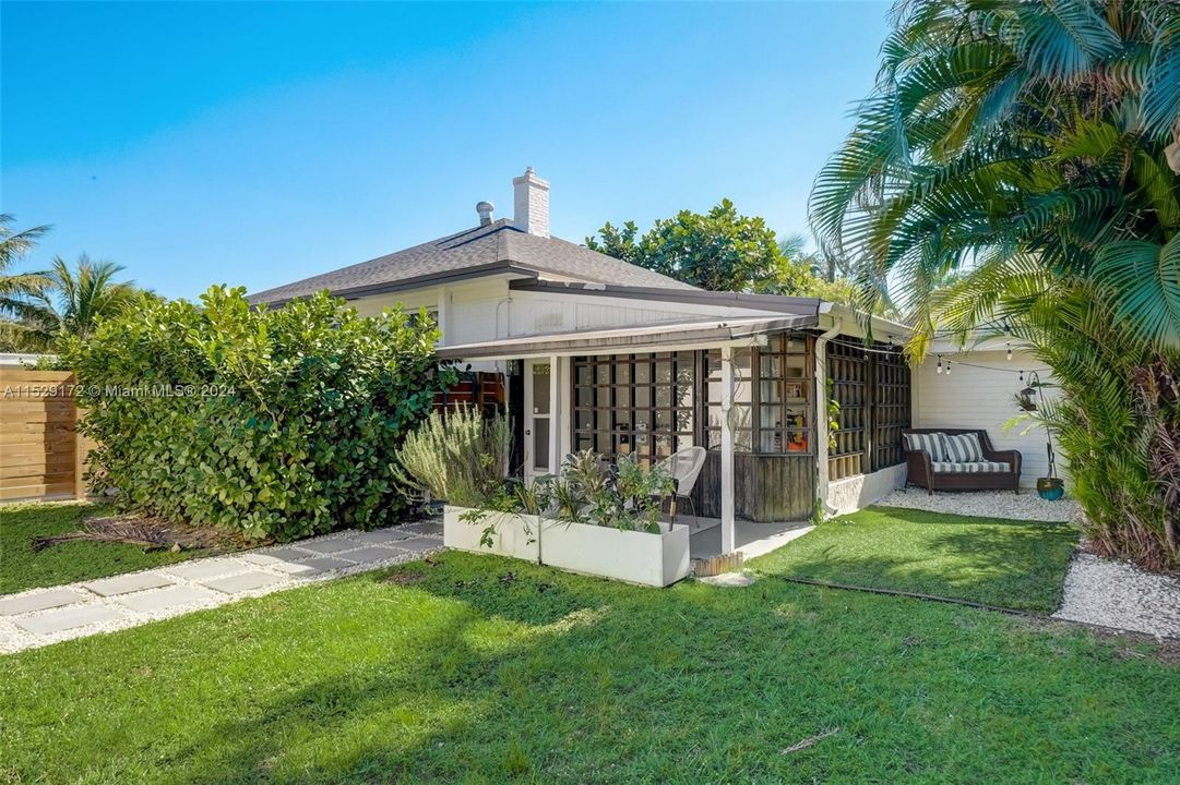 Recently Sold: $1,075,000 (3 beds, 2 baths, 1732 Square Feet)