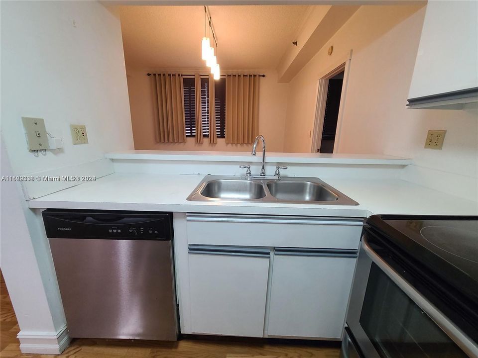 For Sale: $299,000 (1 beds, 1 baths, 600 Square Feet)