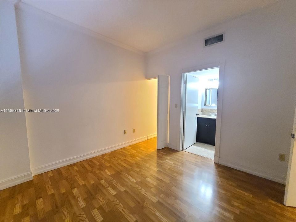 For Sale: $299,000 (1 beds, 1 baths, 600 Square Feet)