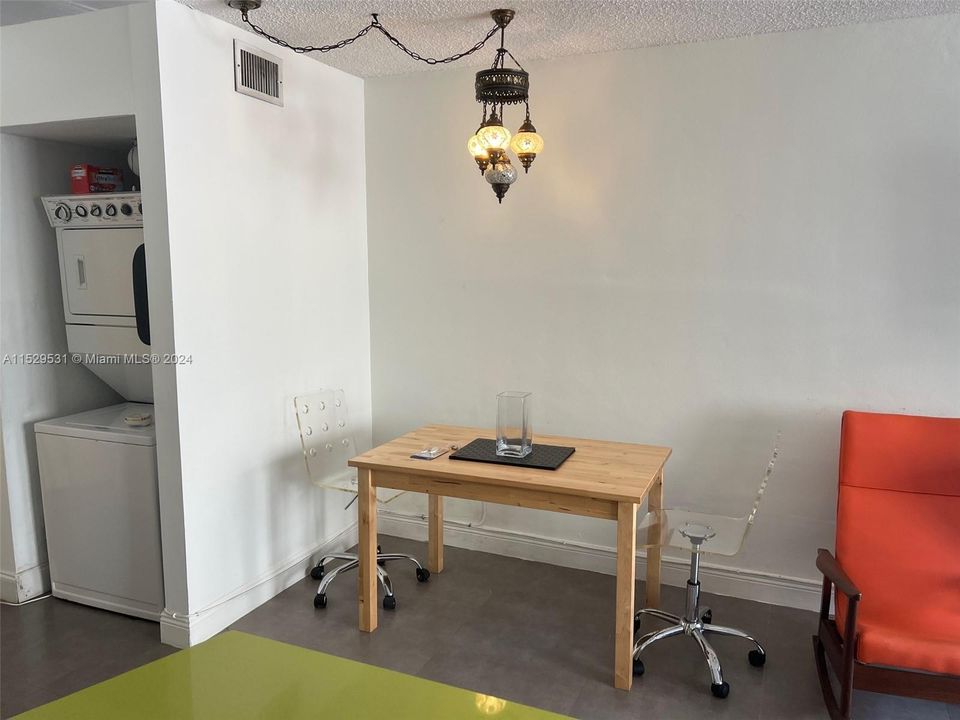 Active With Contract: $228,000 (1 beds, 1 baths, 695 Square Feet)