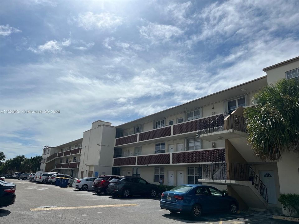 Active With Contract: $228,000 (1 beds, 1 baths, 695 Square Feet)
