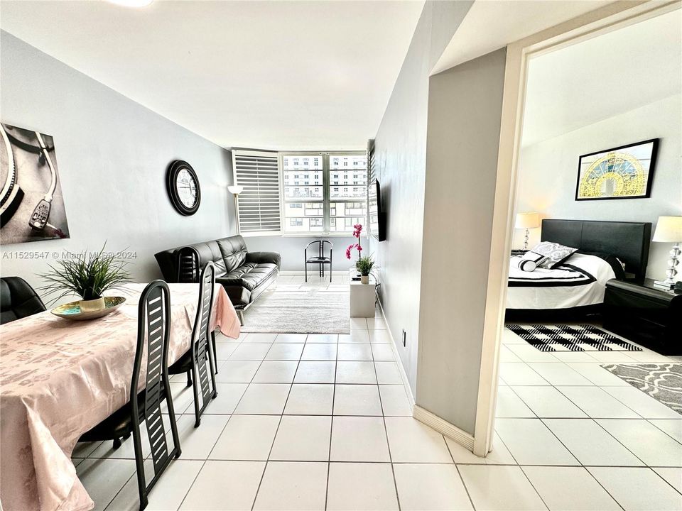 For Sale: $325,000 (1 beds, 1 baths, 560 Square Feet)